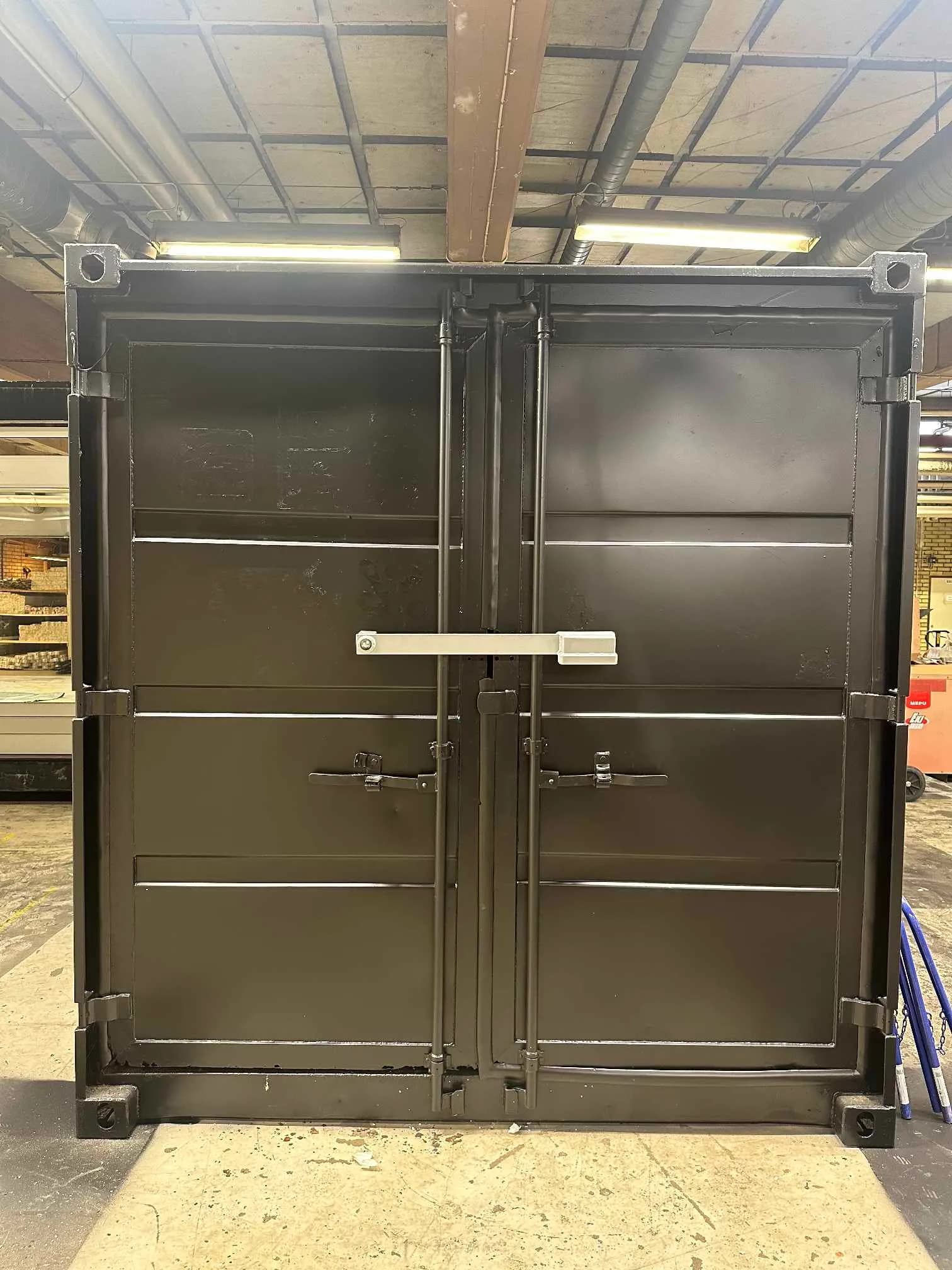 Beg 10 fots container med el och isolerad.