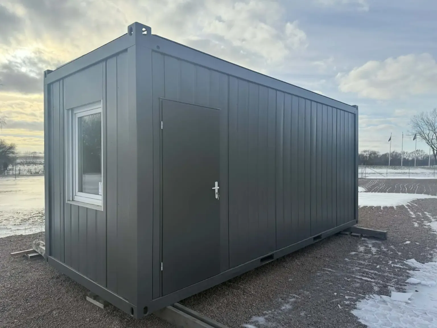 Sanitetsbod utrustad med 4 toaletter