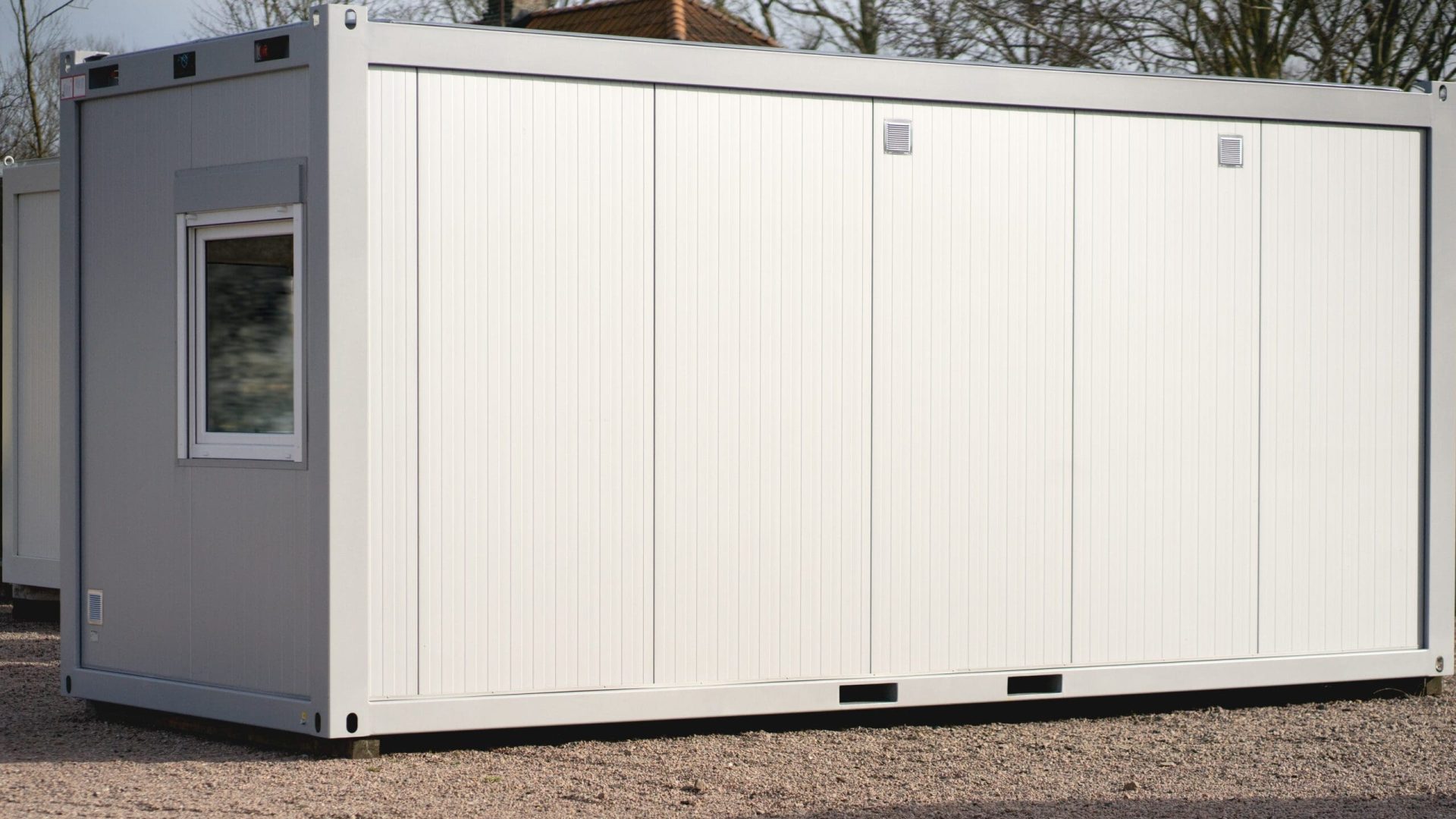 Grå stålmodul i solsken