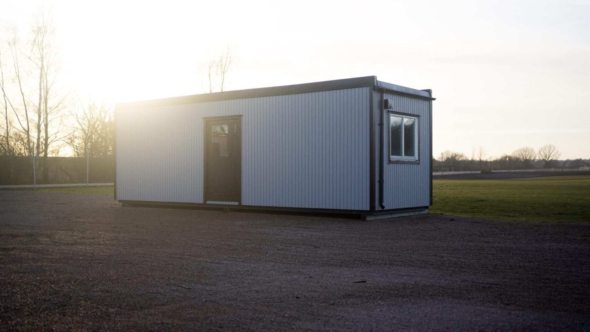 Grå bod i soluppgång